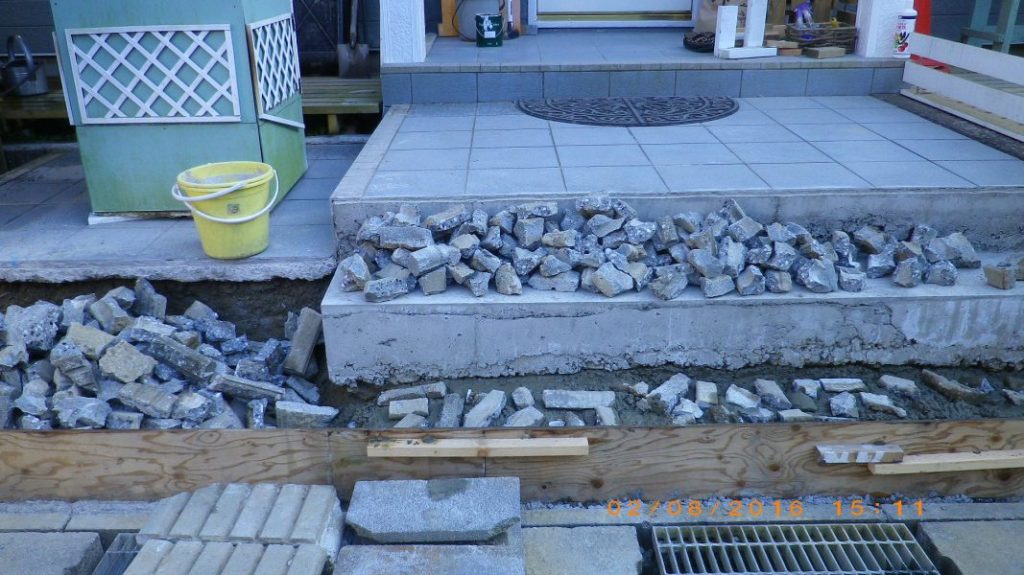 外階段　2段目　右側のコンクリ打ち