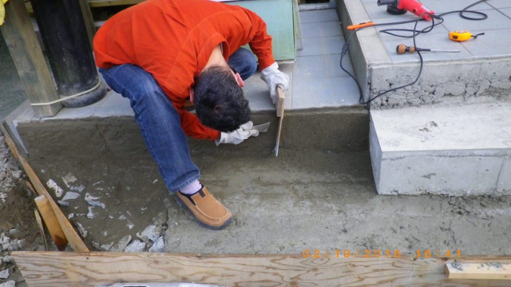 外階段　左側のモルタル地作り