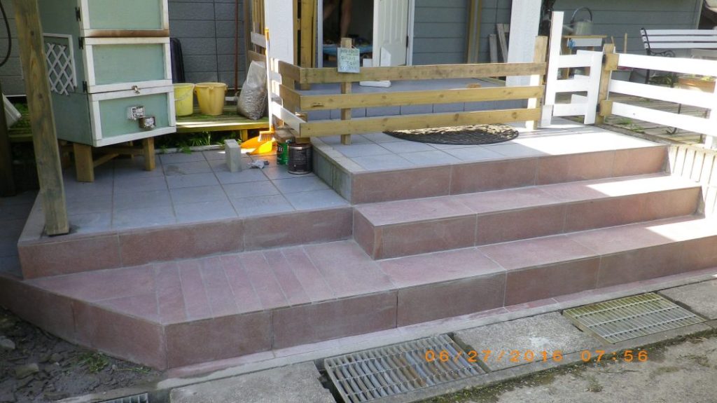 最後か！　外階段　タイルの目地埋め