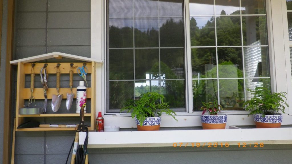 柵の余りで　庭仕事ラック